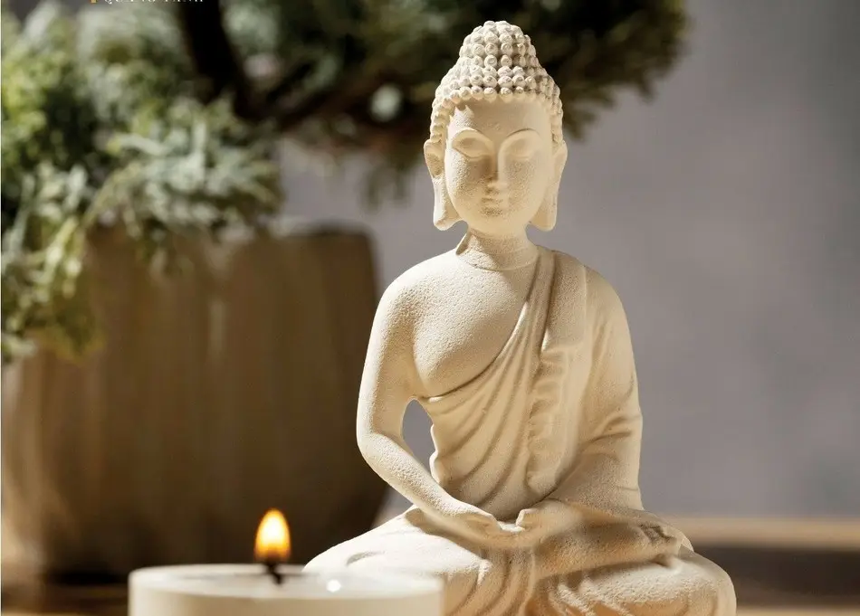 Thiền định dưới ánh nến, tĩnh tâm chiêm nghiệm.