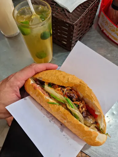 Bánh Mì Ngon Hà Nội, một quán bánh mì truyền thống ở khu vực Long Biên