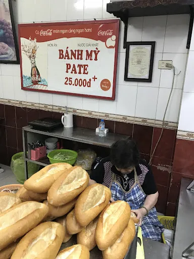 Bánh mì Phố Huế, một địa chỉ ăn uống truyền thống của Hà Nội