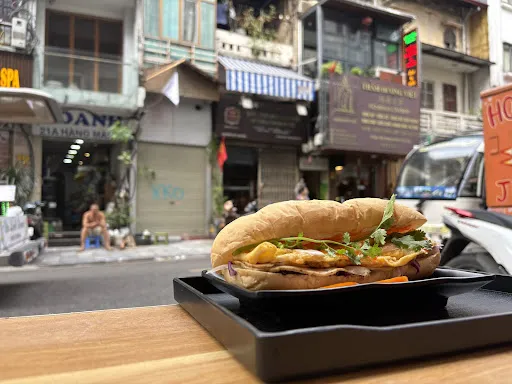 Banh mi 28, một quán bánh mì chất lượng cao ở phố cổ Hà Nội