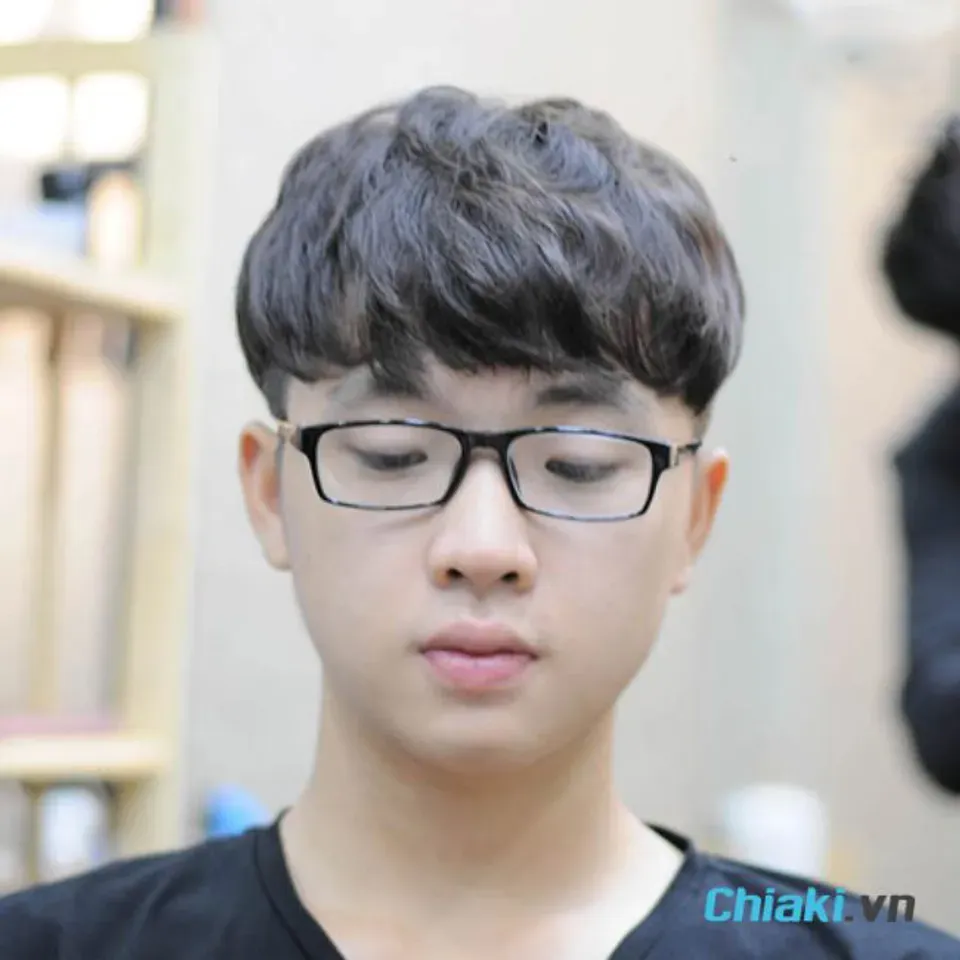 Kiểu tóc nam layer hợp với khuôn mặt tròn, giúp mặt dài hơn