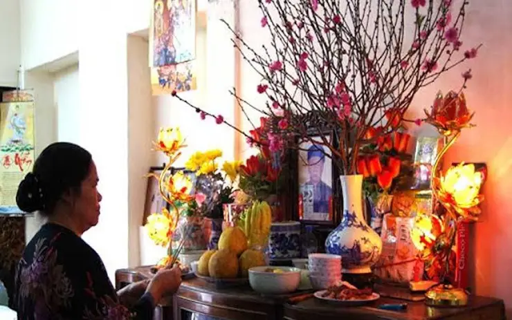 Bàn thờ gia tiên thắp nhang.