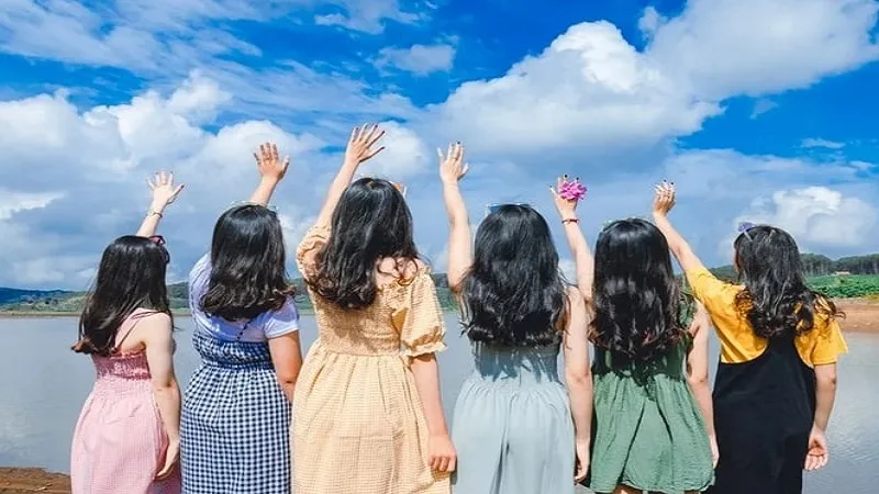 Hình ảnh hai người bạn đang cười đùa, thể hiện sự thân thiết và gắn kết khi dùng biệt danh vui vẻ