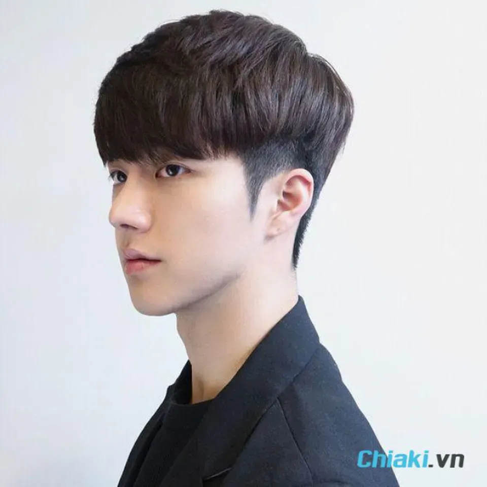 Hình ảnh kiểu Tóc Layer nam mặt dài, uốn sóng nhẹ ở đuôi