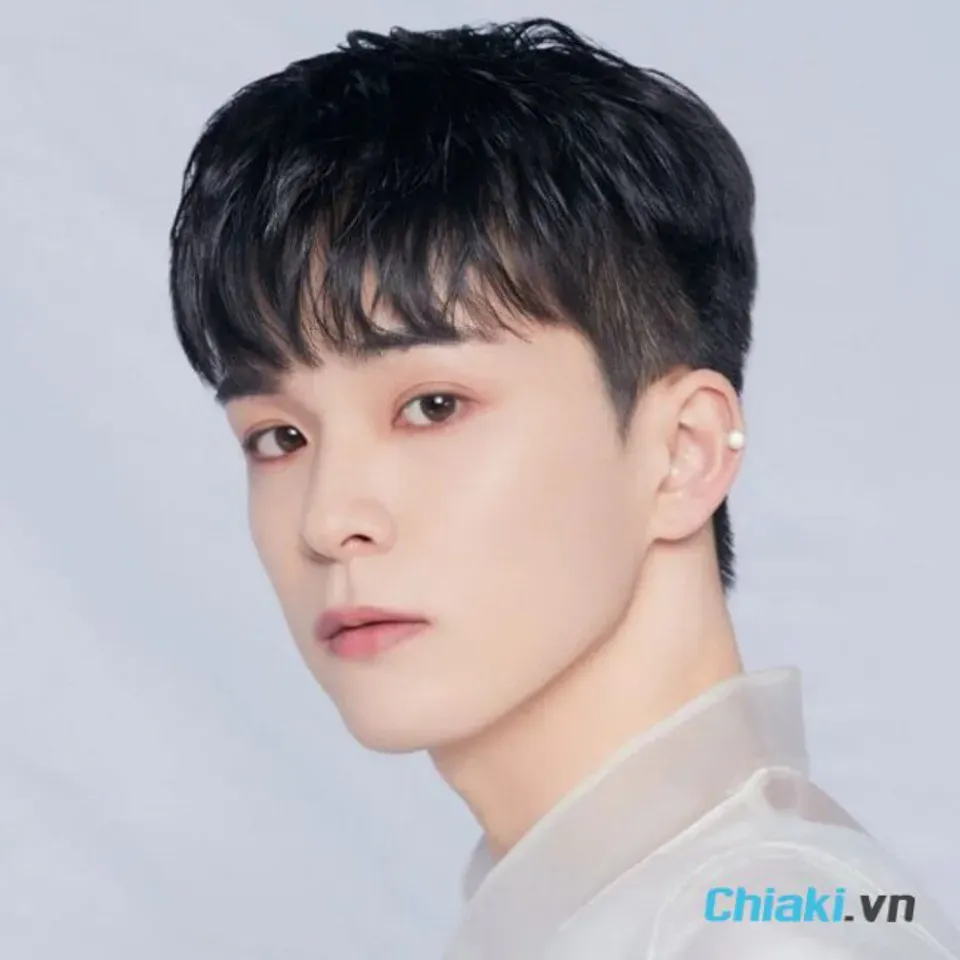 Tóc nam layer mái thưa giúp che khuyết điểm mặt dài