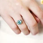 Nên chọn hình dáng hoặc chất liệu nhẫn khác với nhẫn cưới nếu còn độc thân