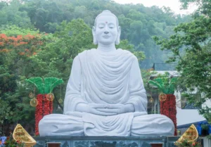 Hình ảnh Đức Phật mỉm cười an nhiên giữa mây