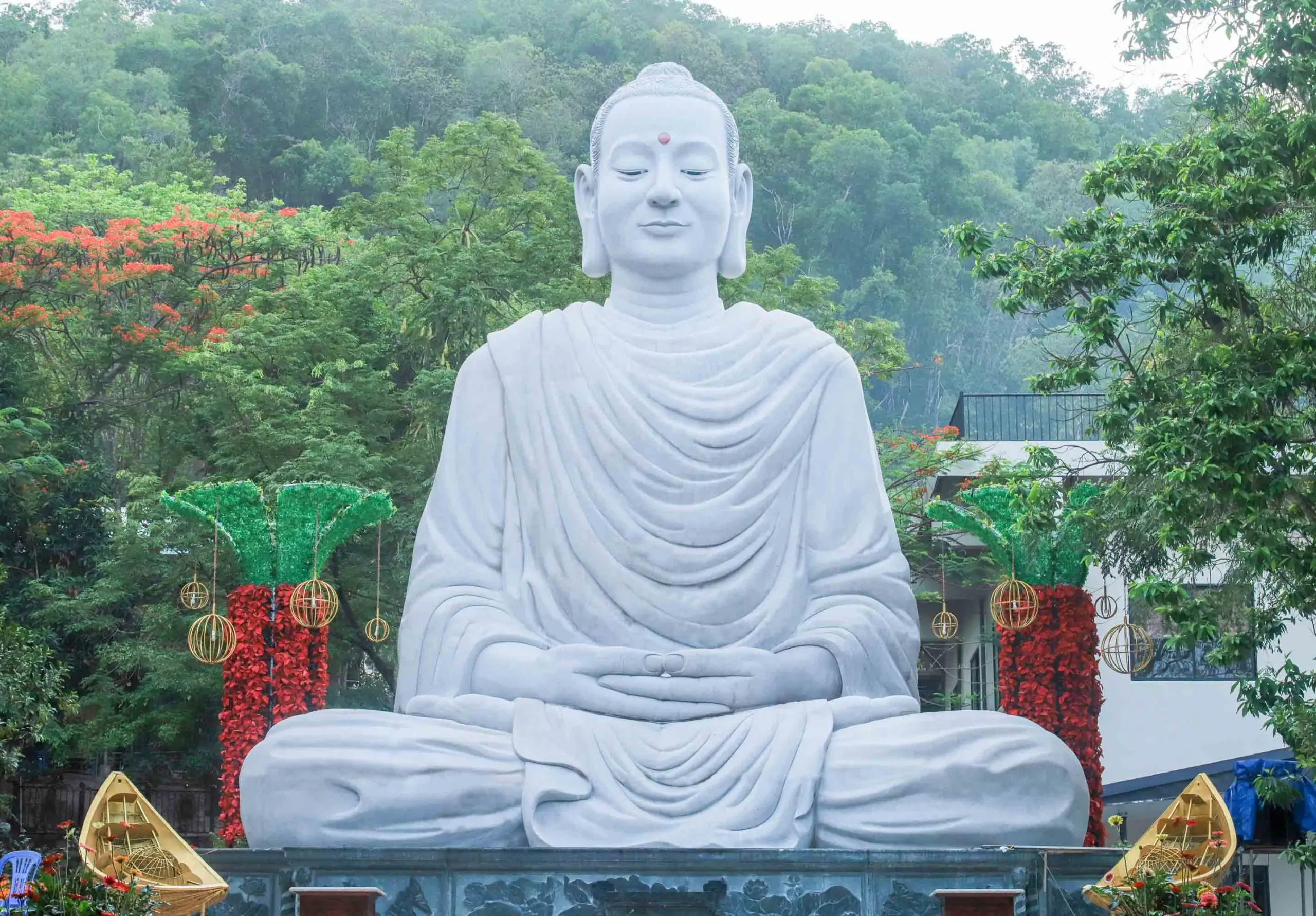 Giải Mã Giấc Mơ Thấy Phật Là Điềm Gì: An Tâm Sống Thiện 4 Hình ảnh Đức Phật mỉm cười an nhiên giữa mây