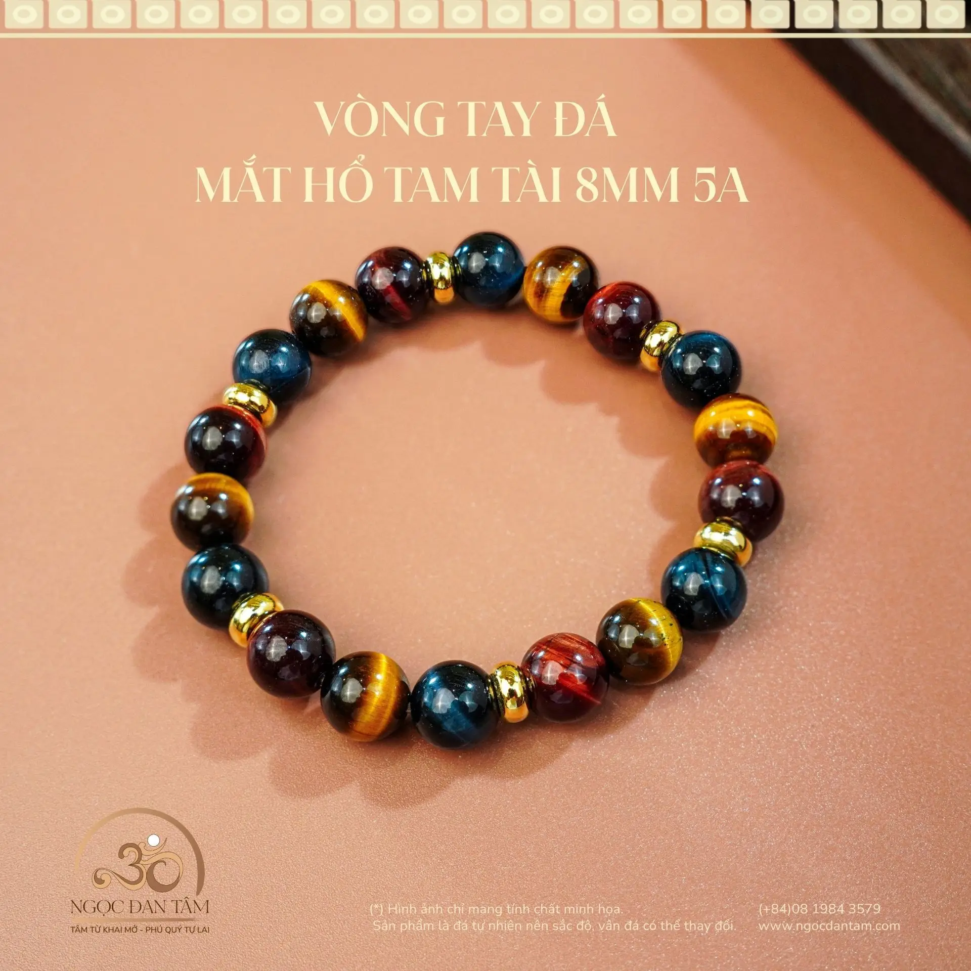 Nhiều mẫu vòng đá mắt hổ với các màu sắc và kích cỡ hạt khác nhau, đặt cạnh sách phong thủy