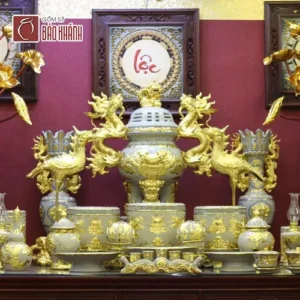 Lư hương trung tâm trên bàn thờ.