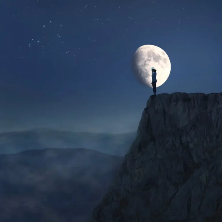 Người Suy Tư Giấc Mơ Mặt Trăng