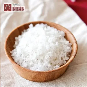 Bát muối trắng tinh khiết trong bếp sạch.