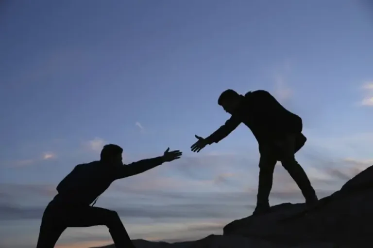 Lòng tốt: giúp đỡ người trong cảnh thanh bình.