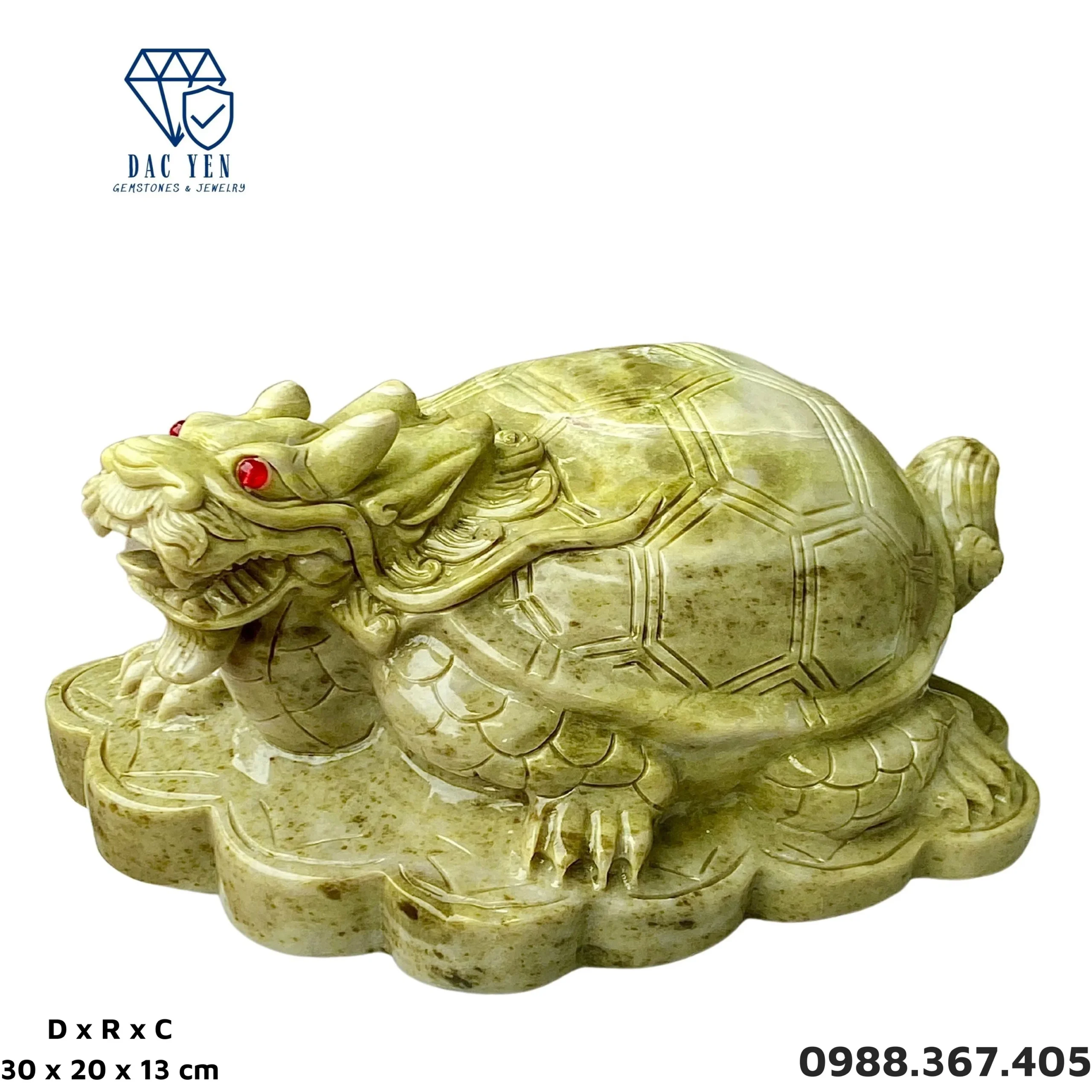 Long Quy phòng khách hướng cửa sổ.