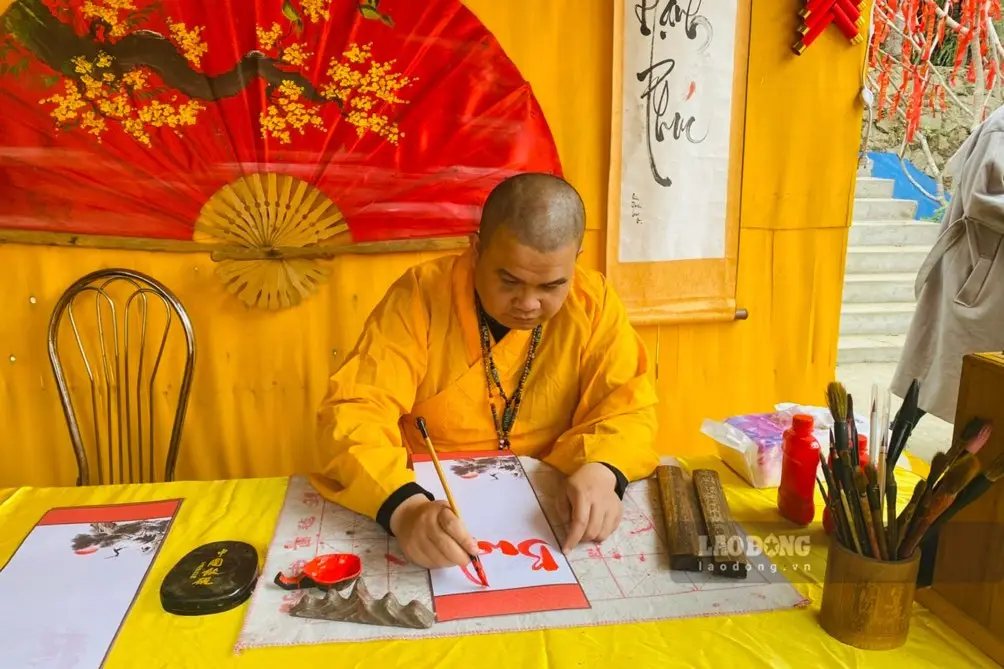 Vòng Ngọc Khai Quang Tại Chùa: Hiểu Đúng Để Thỉnh An Lành Vĩnh Cửu 4 Sư thầy khai quang vòng ngọc tại chùa.