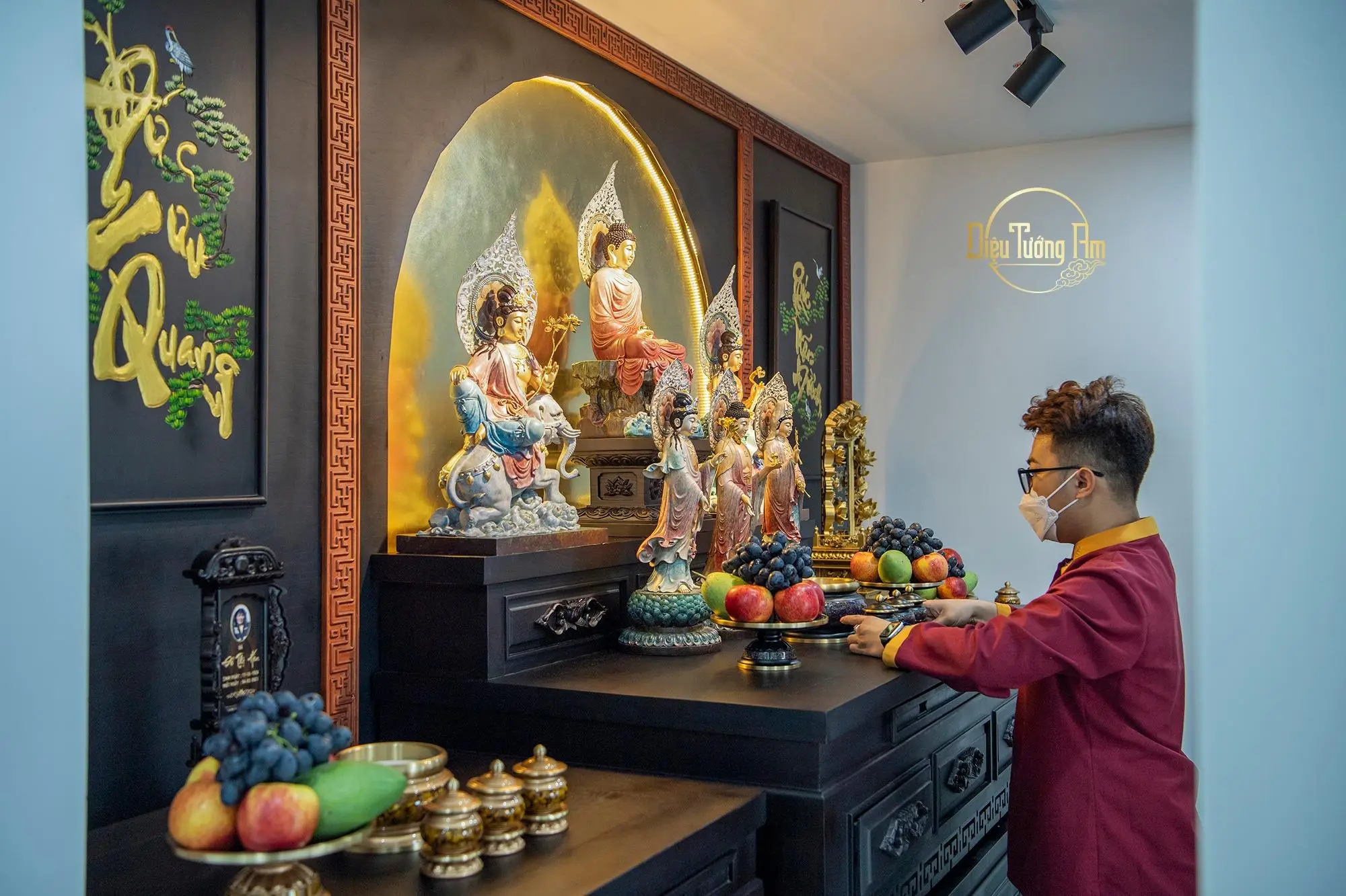 Bàn thờ trang nghiêm, tinh tươm sau bao sái.