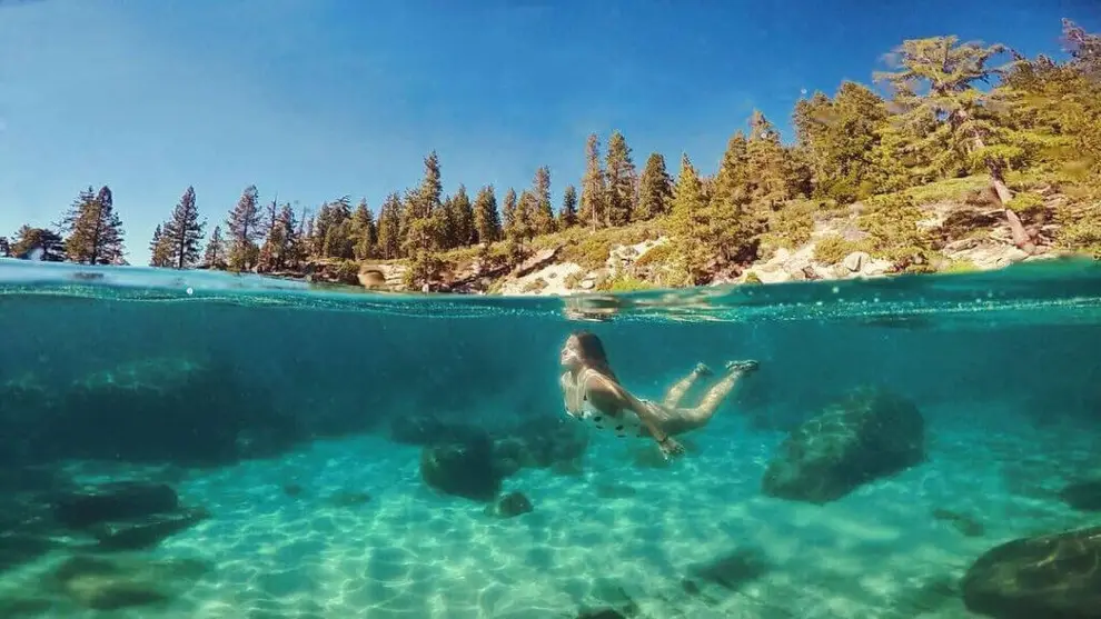 Người bơi trong nước trong xanh tĩnh lặng.