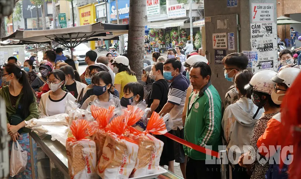 Cửa hàng bánh mì đông đúc, thành công.