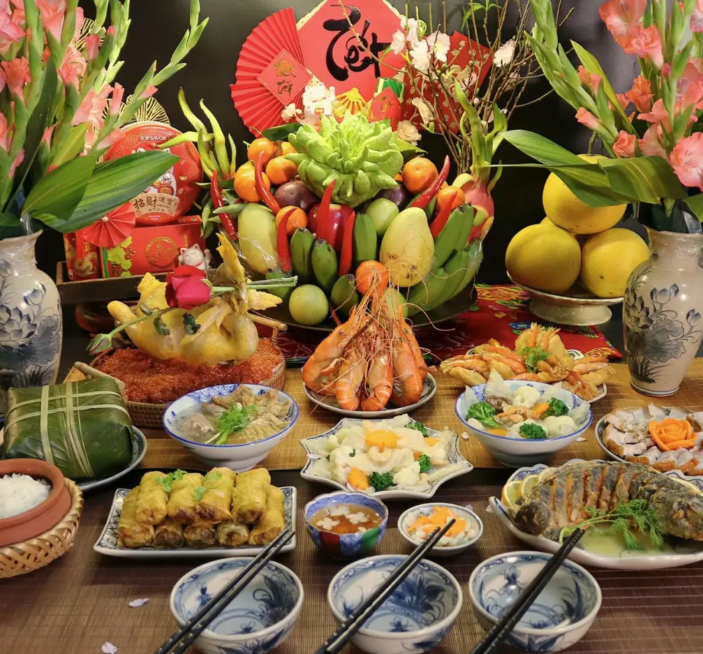 Mâm cúng Tết: Bánh tét, gà, hoa quả