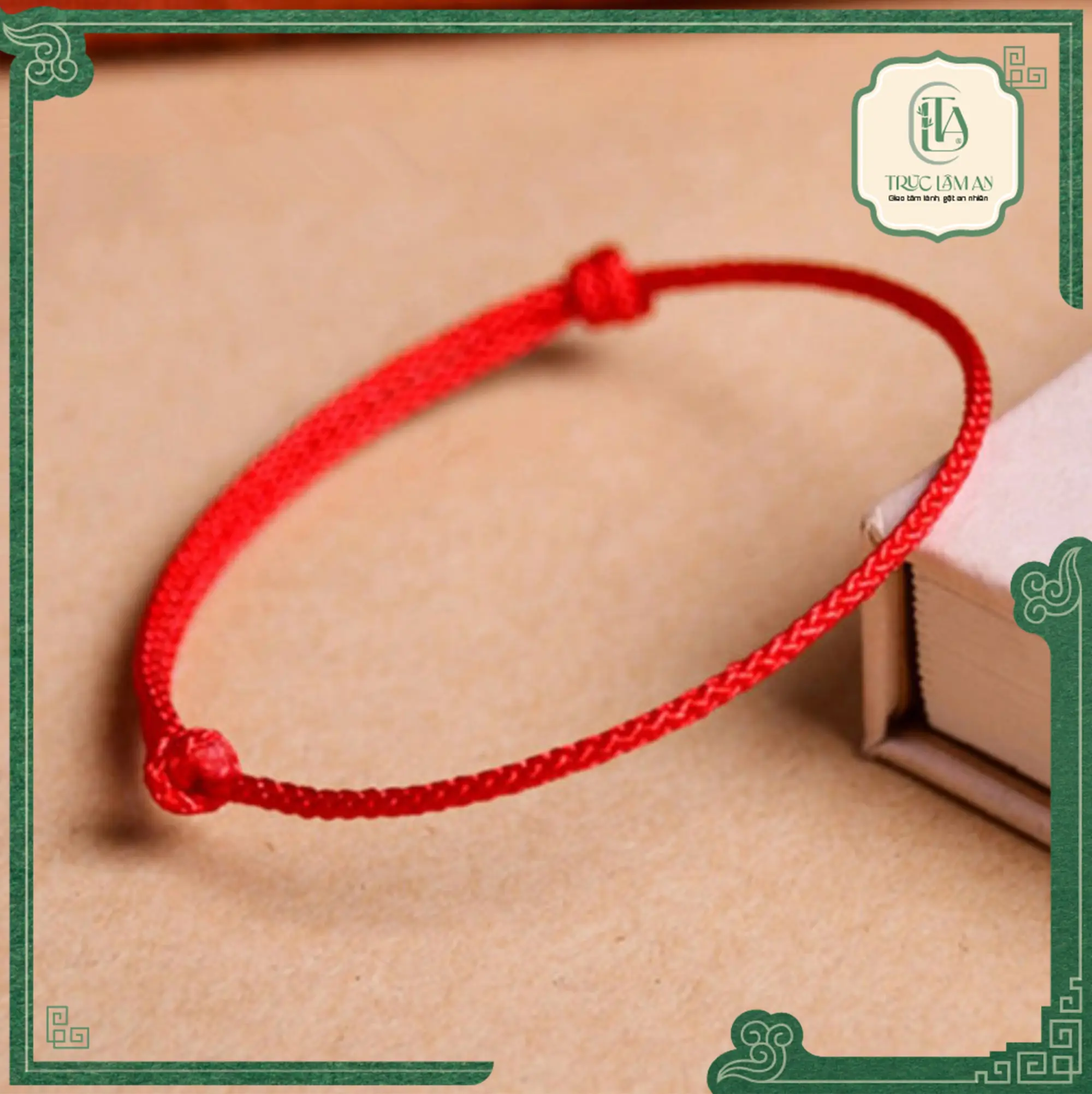 Vòng chỉ đỏ thanh tịnh trên cổ tay.