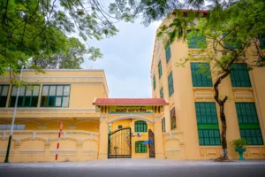 Cổng trường cấp 3 cổ kính, lưu giữ kỷ niệm.