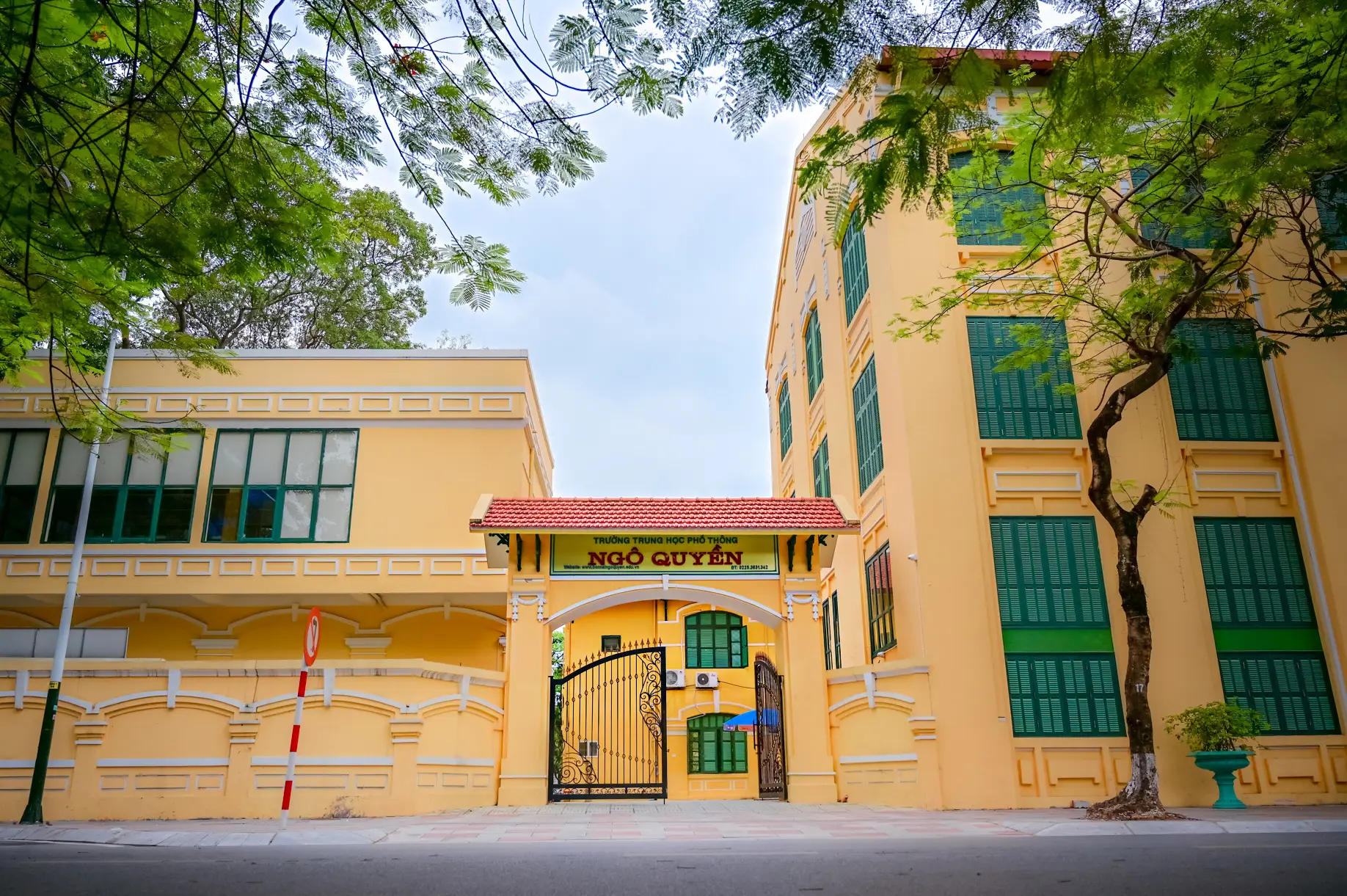 Nằm Mơ Thấy Quay Lại Thời Cấp 3: Điềm Gì Đang Chờ Đón Bạn? 4 Cổng trường cấp 3 cổ kính, lưu giữ kỷ niệm.