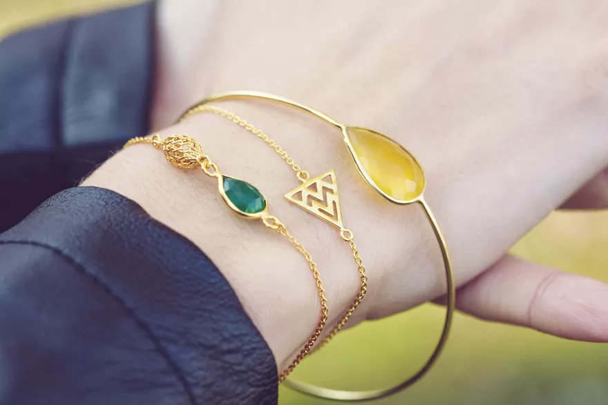 Phụ nữ thanh thản, tự tin với vòng vàng 18K.