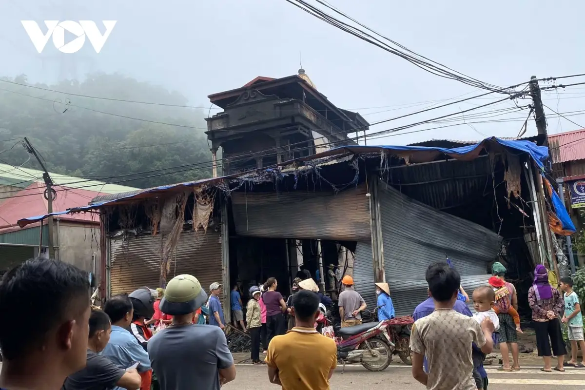 Nằm Mơ Thấy Mở Shop Kinh Doanh: Giải Mã Điềm Báo Tài Lộc, May Rủi 6 Cửa hàng cháy rụi, thiệt hại nặng nề.