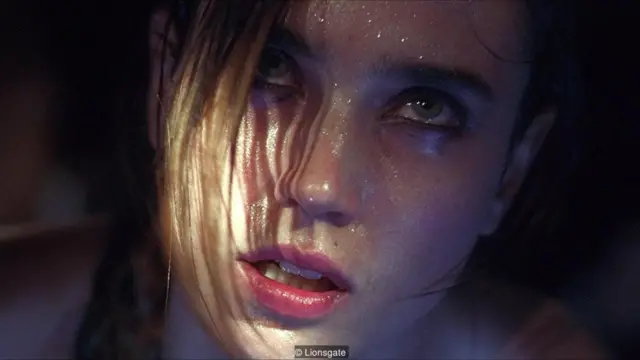 Nằm Mơ Thấy Bị Quay Clip Sex: Giải Mã Và Cách Hóa Giải Hiệu Nghiệm 3 Người bối rối trước màn hình lớn, hình ảnh mơ hồ.