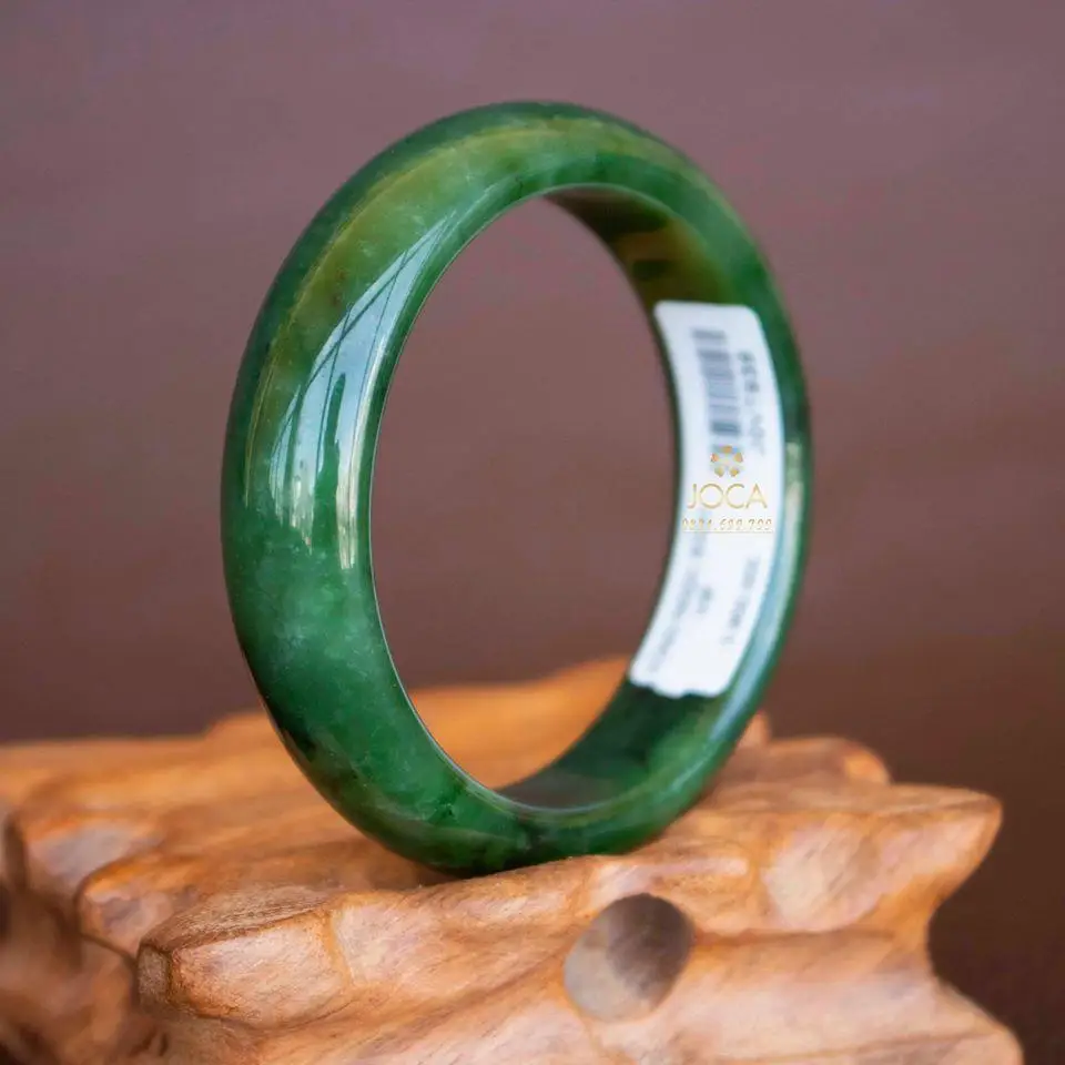 Vòng ngọc bích xanh tự nhiên đeo cổ tay.