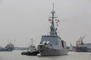 Tàu chiến neo đậu bình yên biển xanh.