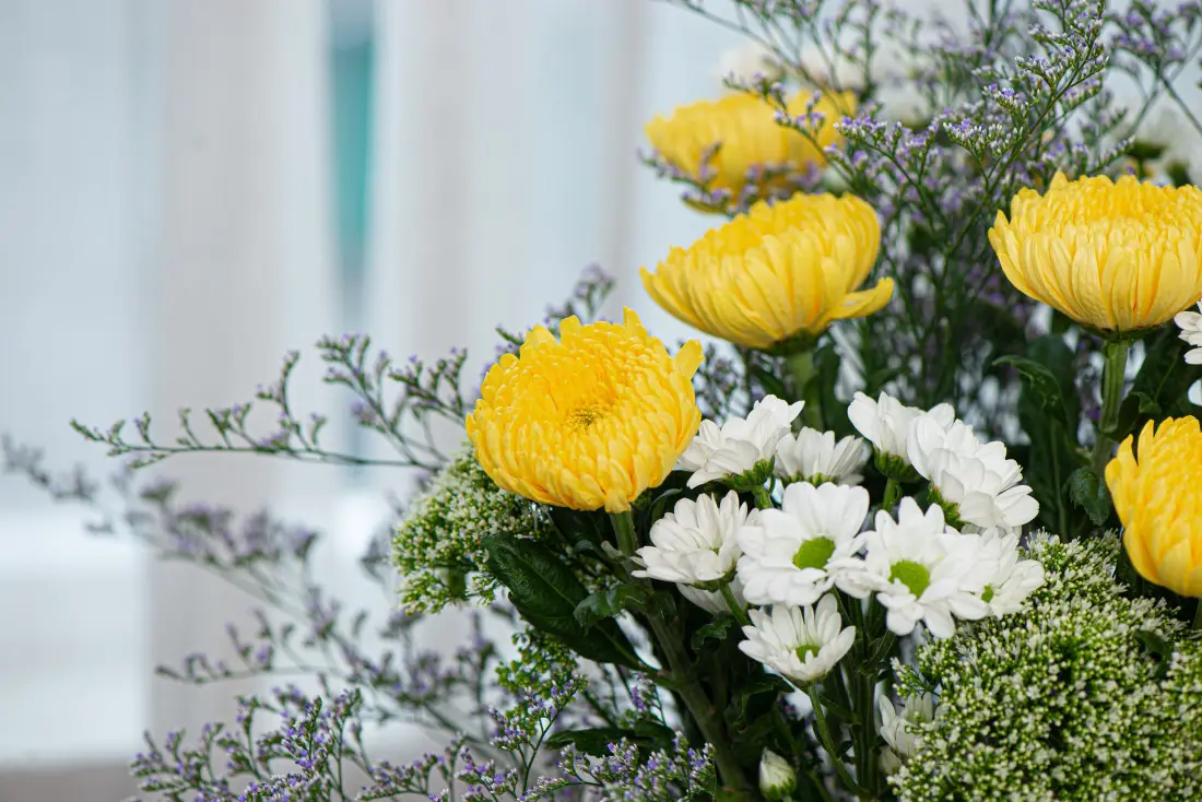 Bố Cục Đồ Thờ Cúng Ngày Lễ Phật Đản: Chuẩn Mực Và Thành Kính 5 Những loại hoa dâng cúng Lễ Phật Đản