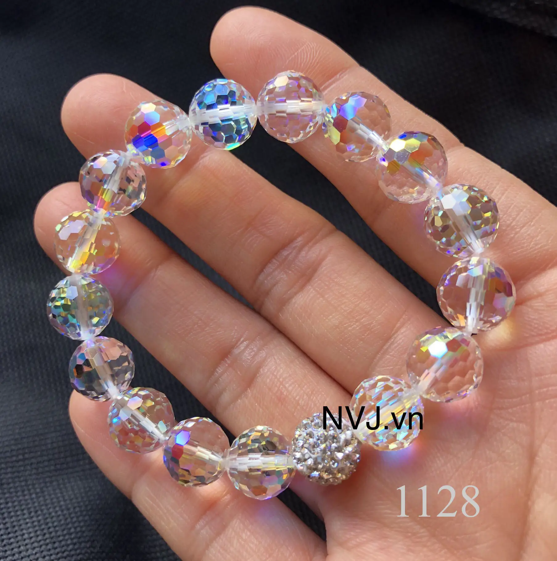Vòng Pha Lê Swarovski Hợp Mệnh: Bí Quyết Chọn Đeo Tăng Vận Khí 9 Vòng pha lê Swarovski lấp lánh