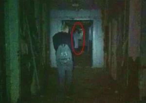 Bệnh viện bỏ hoang với ánh sáng mờ ảo.