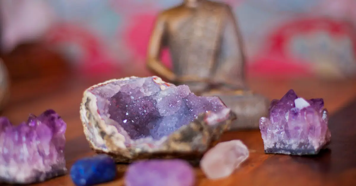Vòng Thạch Anh Có Cần Khai Quang Để Tối Ưu Năng Lượng? 7 Thiền Thạch Anh Ánh Sáng Dịu Nhẹ