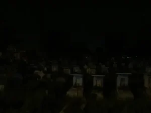 Nghĩa địa ban đêm ánh trăng lờ mờ