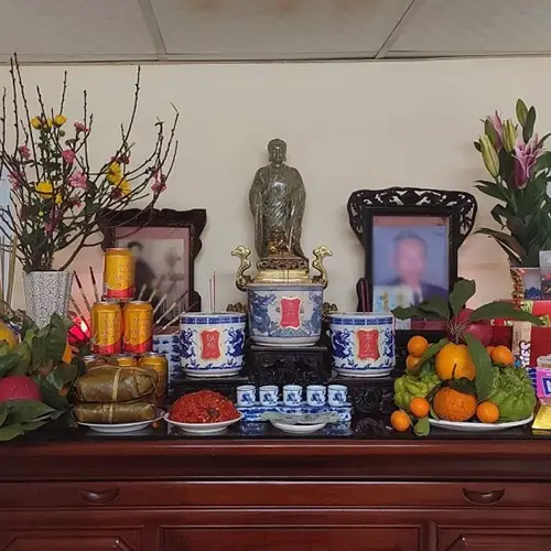 Bàn thờ xáo trộn, bát hương nghiêng đổ.