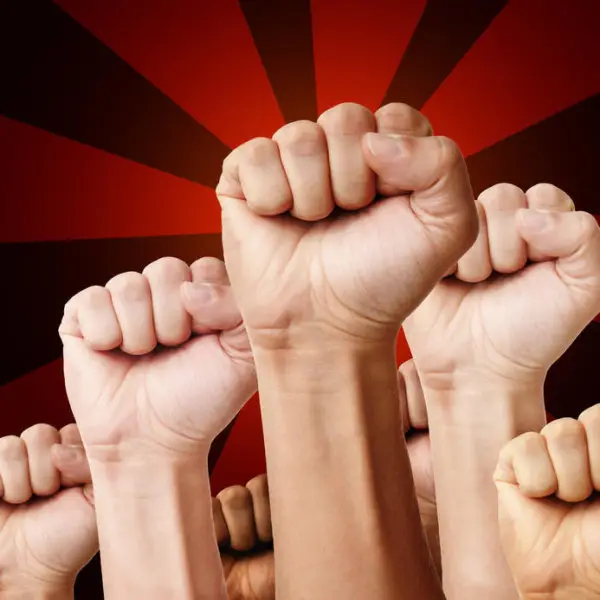 Bàn tay nắm chặt: Quyết tâm hành động chủ động.