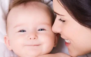 Mẹ hạnh phúc bên con sơ sinh đáng yêu