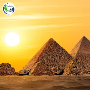 Kim Tự Tháp Giza cổ đại hùng vĩ lúc hoàng hôn.