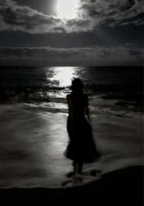 Người phụ nữ suy tư trong ánh sáng mờ ảo.