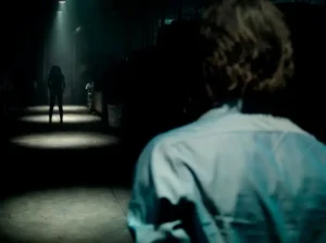 Bóng ma kinh dị đuổi theo người trong tối.