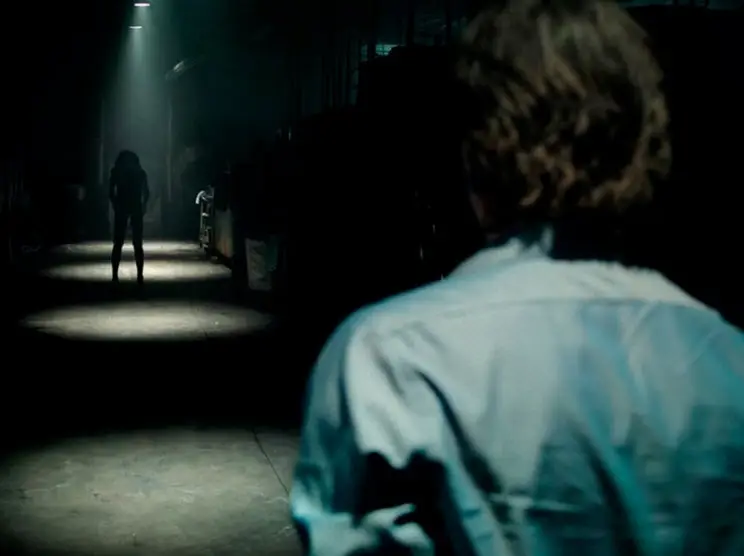 Bóng ma kinh dị đuổi theo người trong tối.