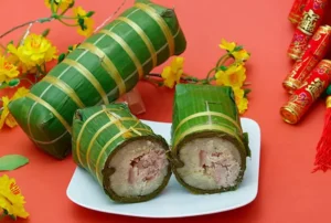 Bánh Tét cắt lát đẹp trên đ đĩa cúng Tết.