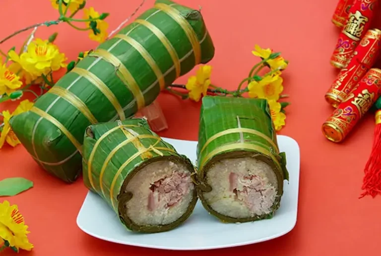 Bánh Tét cắt lát đẹp trên đ đĩa cúng Tết.