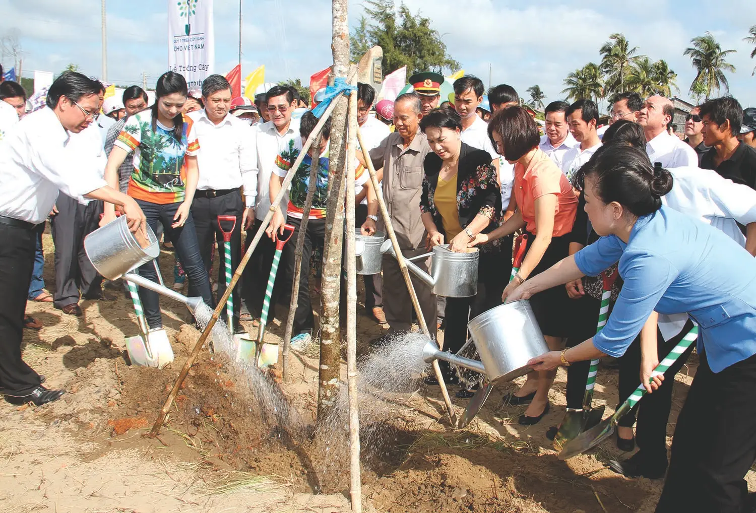 Ý Nghĩa Cây Đa Cổ Thụ Để Bàn: Khai Vận Công Danh, Tài Lộc 9 Doanh nhân tự tin, quyền uy làm việc bên cây đa.