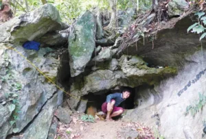 Ngôi mộ cổ kính: Dấu vết thời gian