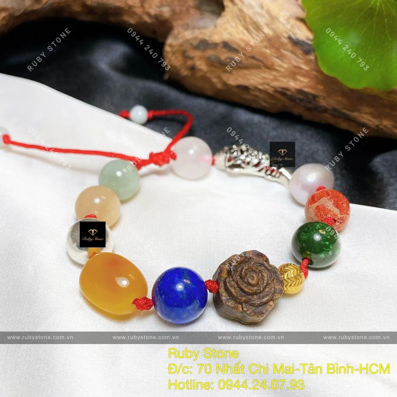 Bàn tay trân trọng chạm vòng phong thủy lấp lánh.