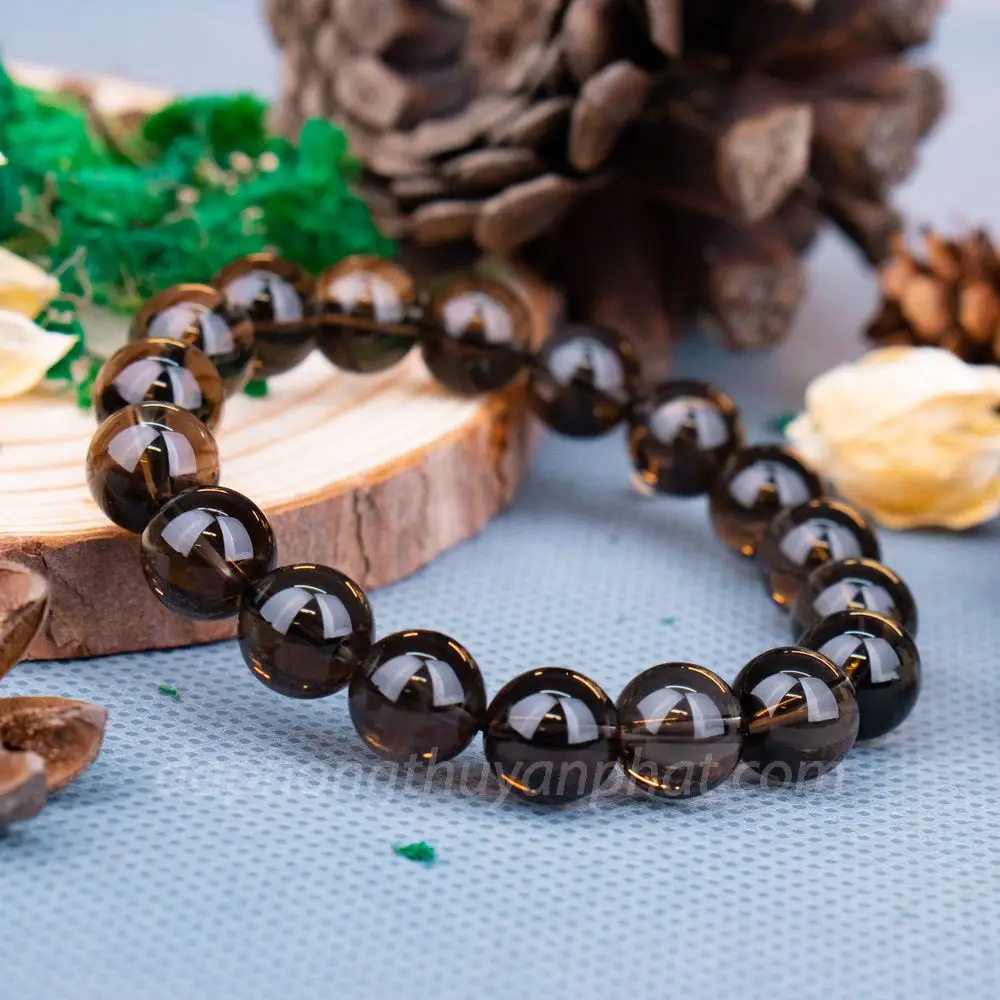 Vòng tay thạch anh đa sắc 8mm trên nền gỗ