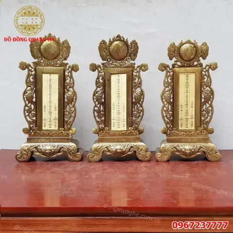 Tay người cẩn thận lau bài vị tổ tiên